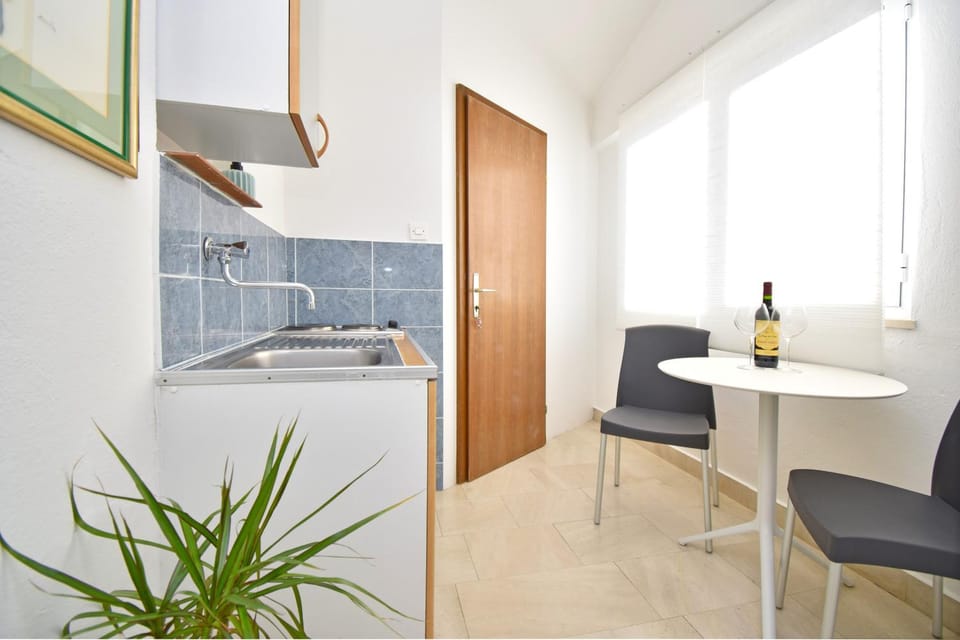 Kitchen or kitchenette, Dining area, Drinks