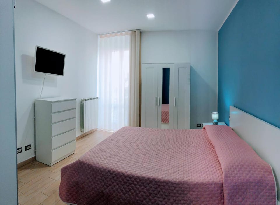 TV and multimedia, Photo of the whole room, Bedroom