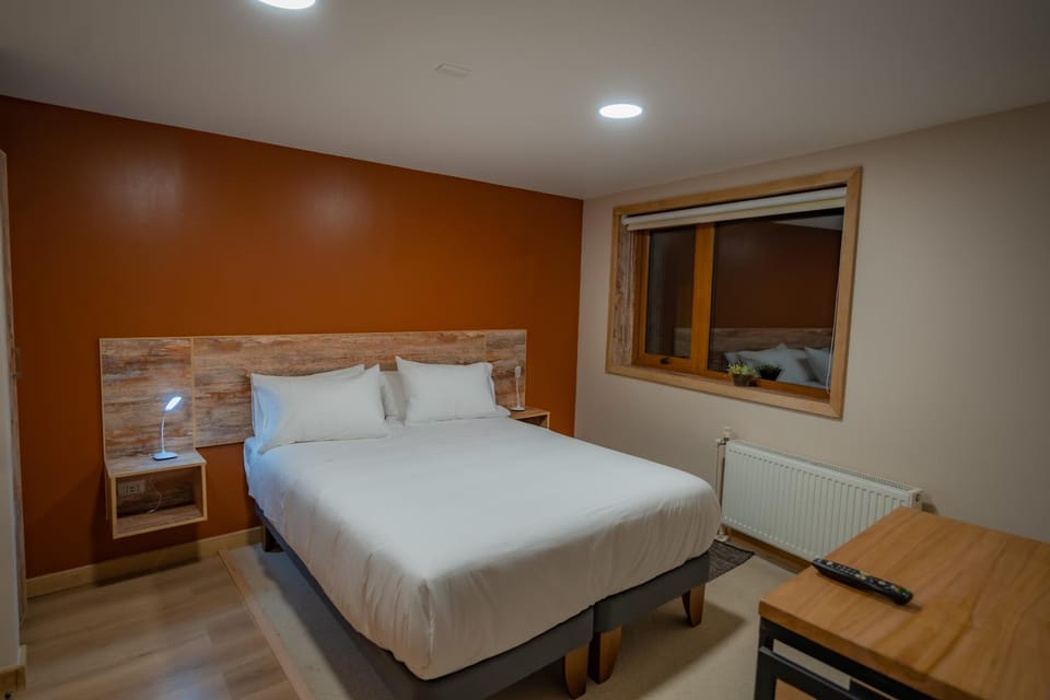 Bed, Bedroom, Garden view