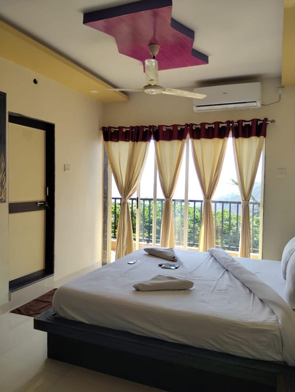 Bed, Photo of the whole room, Bedroom, fireplace, towels, air conditioner
