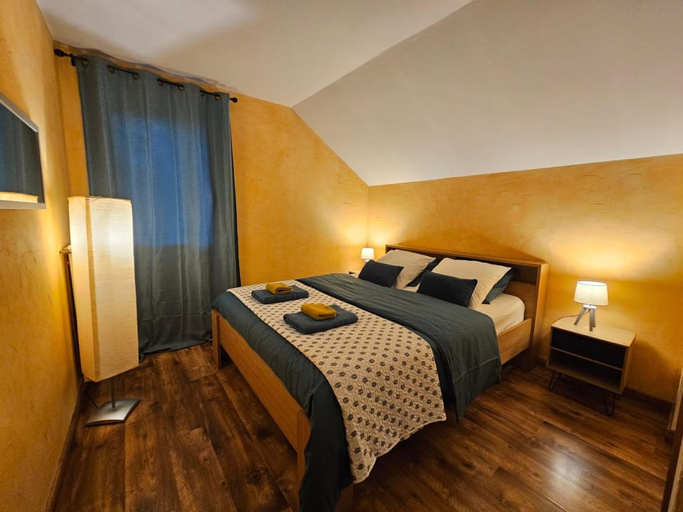 Bed, Photo of the whole room, Bedroom, towels