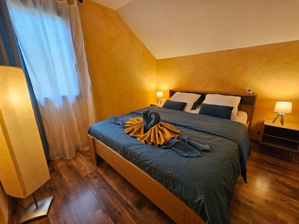 Bed, Photo of the whole room, Bedroom, towels