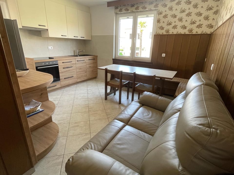 Dining area, kitchen