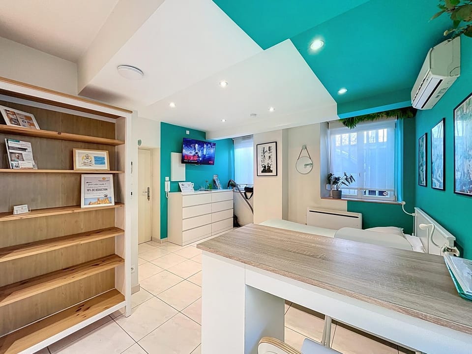 Photo of the whole room, Dining area, air conditioner