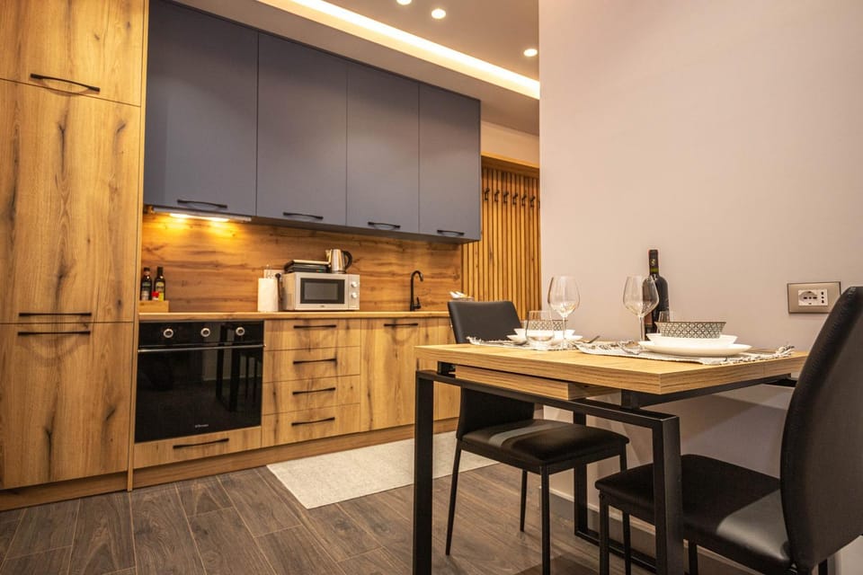 Kitchen or kitchenette, Dining area