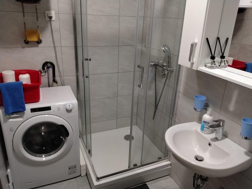 Shower, Toilet, Bathroom, washing machine