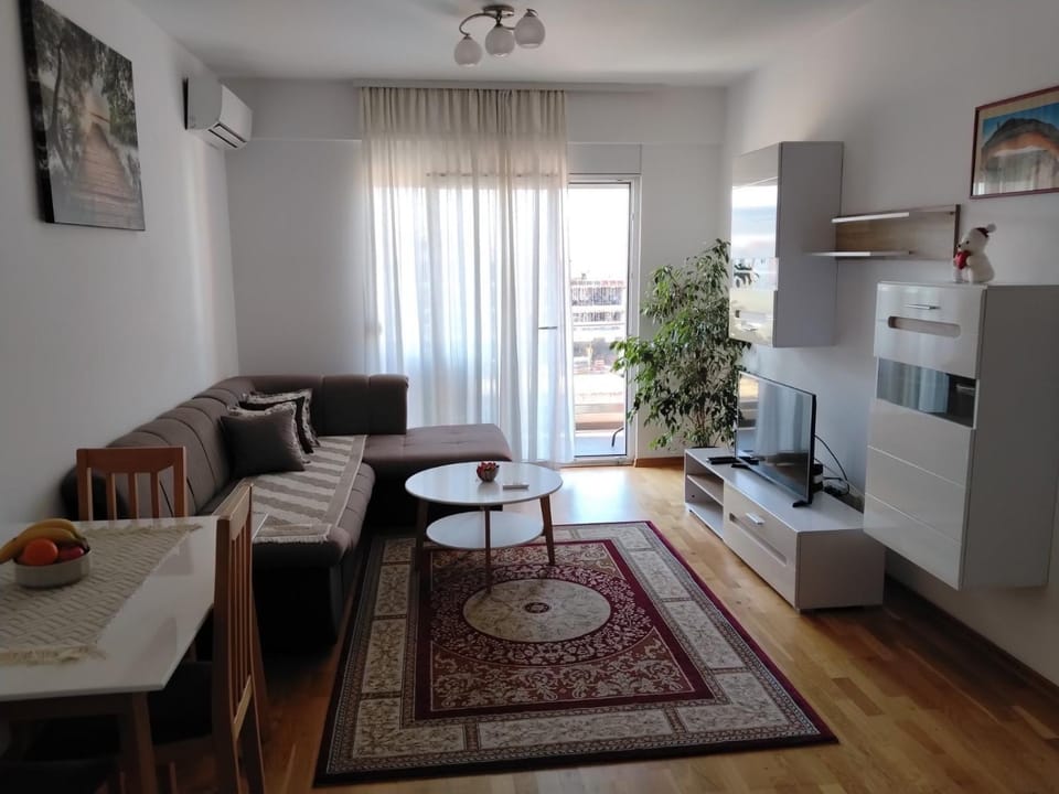 TV and multimedia, Living room, Seating area, air conditioner