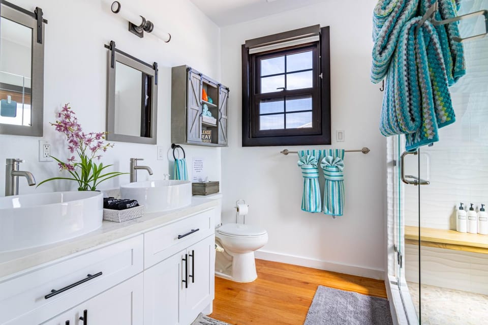 Shower, Toilet, Bathroom, towels
