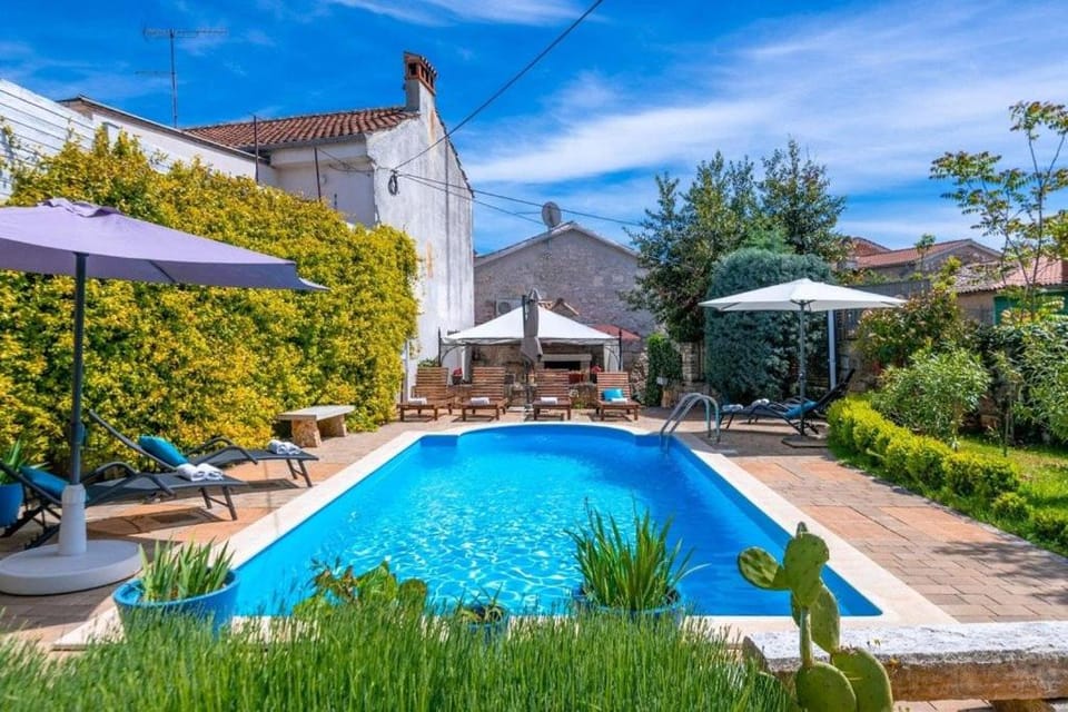 Swimming pool, Swimming pool