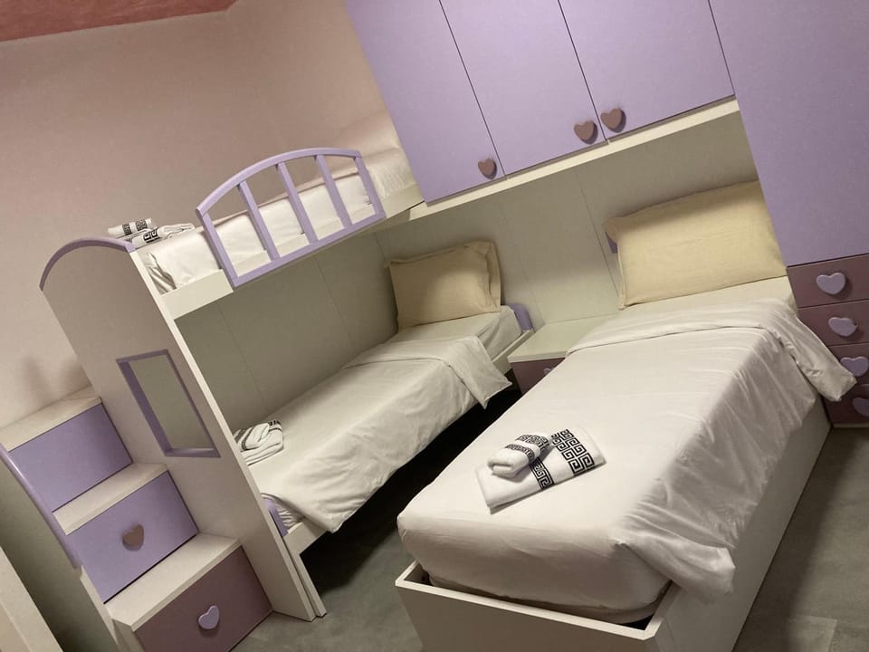 Bed, Photo of the whole room, Bedroom, bunk bed, towels
