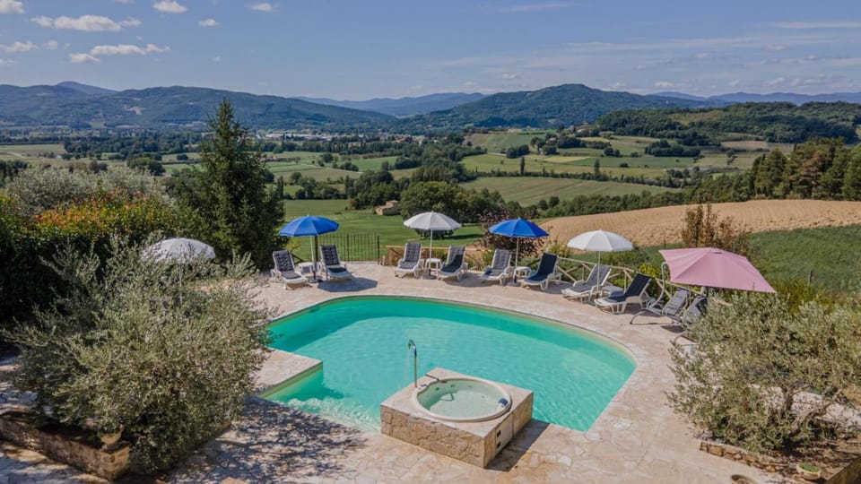 Villa San Lorenzo - Hilltop Villa With Private Pool, Jacuzzi & AirCO Villa in Umbria