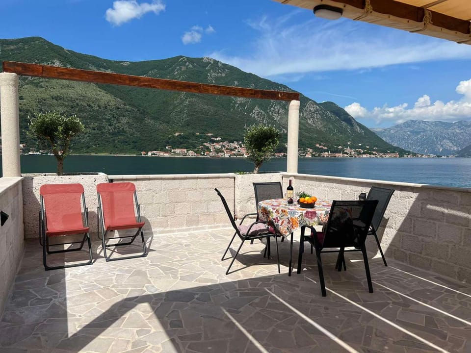 Sea Front 171 Apartment in Dobrota