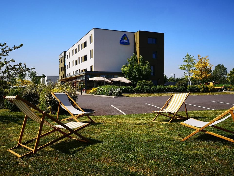 Property building, Day, Garden, Garden view, sunbed