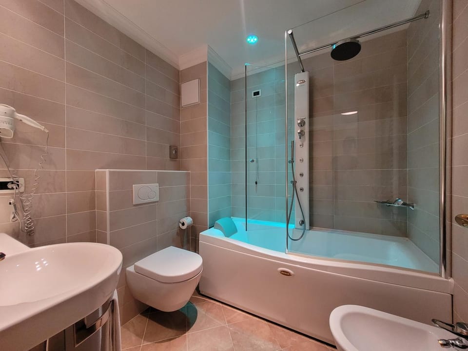 Hot Tub, Bathroom, Bedroom
