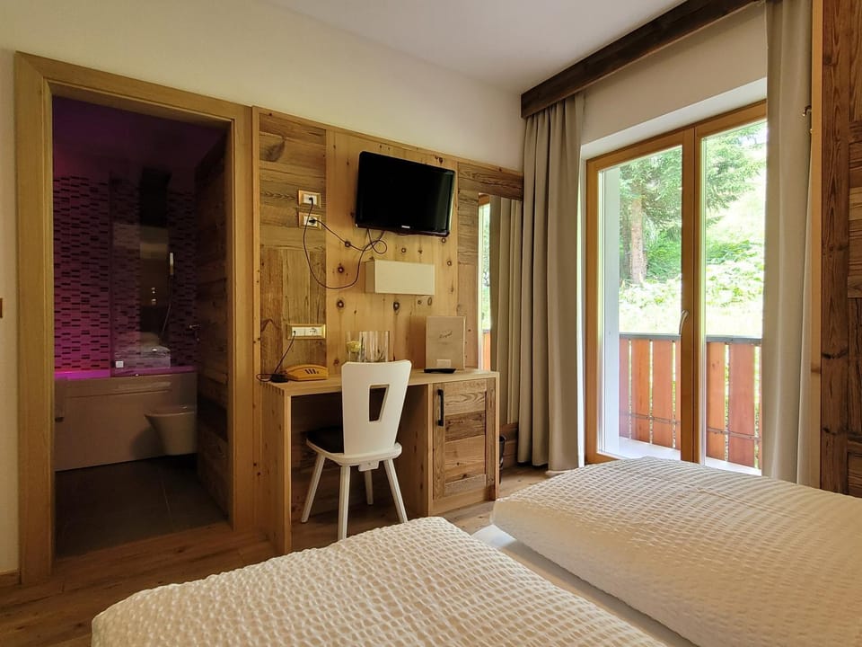 TV and multimedia, Bedroom, Garden view, Mountain view