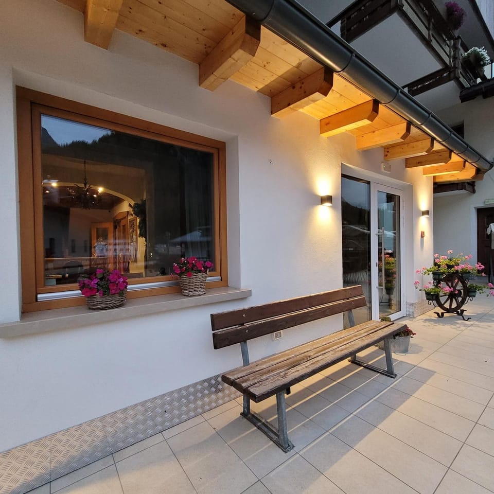 Property building, Facade/entrance, Balcony/Terrace