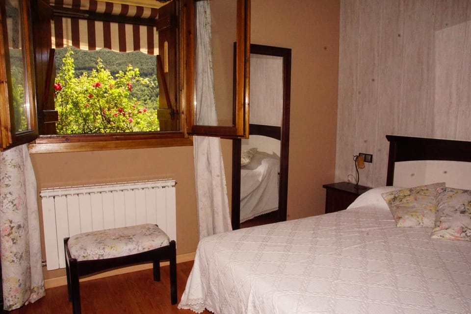 Bedroom, Garden view, Mountain view