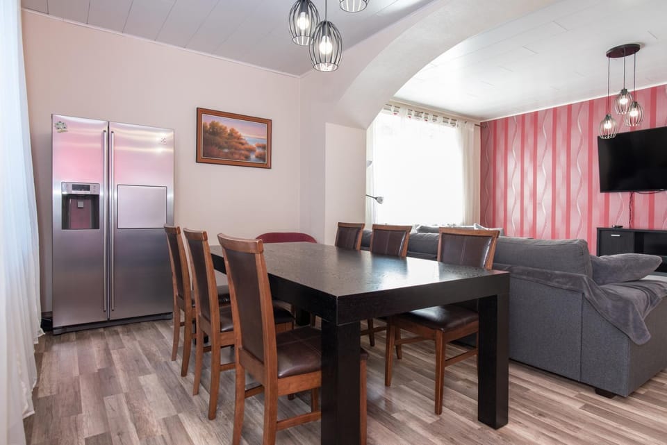 Seating area, Dining area