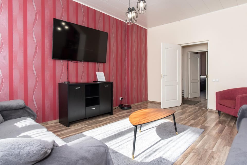 Communal lounge/ TV room, TV and multimedia, Living room, Seating area, Evening entertainment