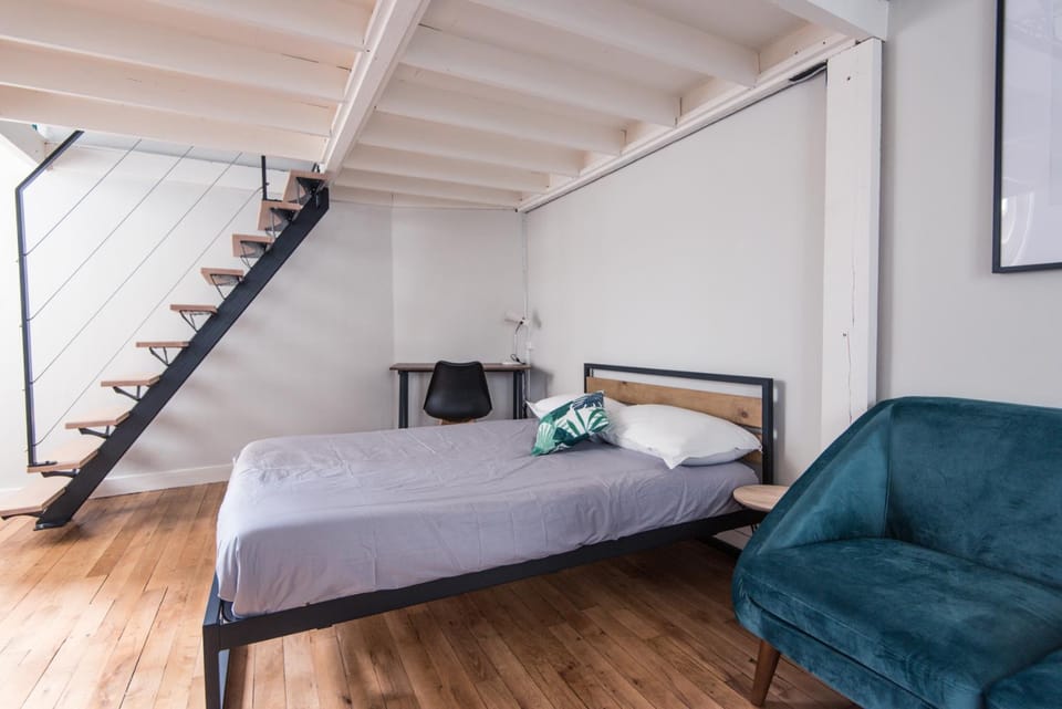 Bed, Photo of the whole room, Seating area