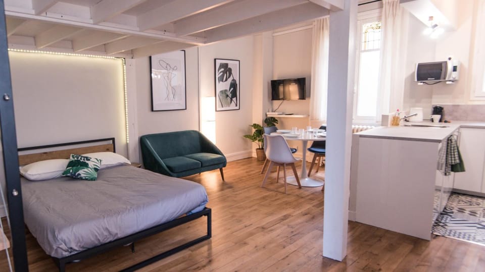 Photo of the whole room, Dining area