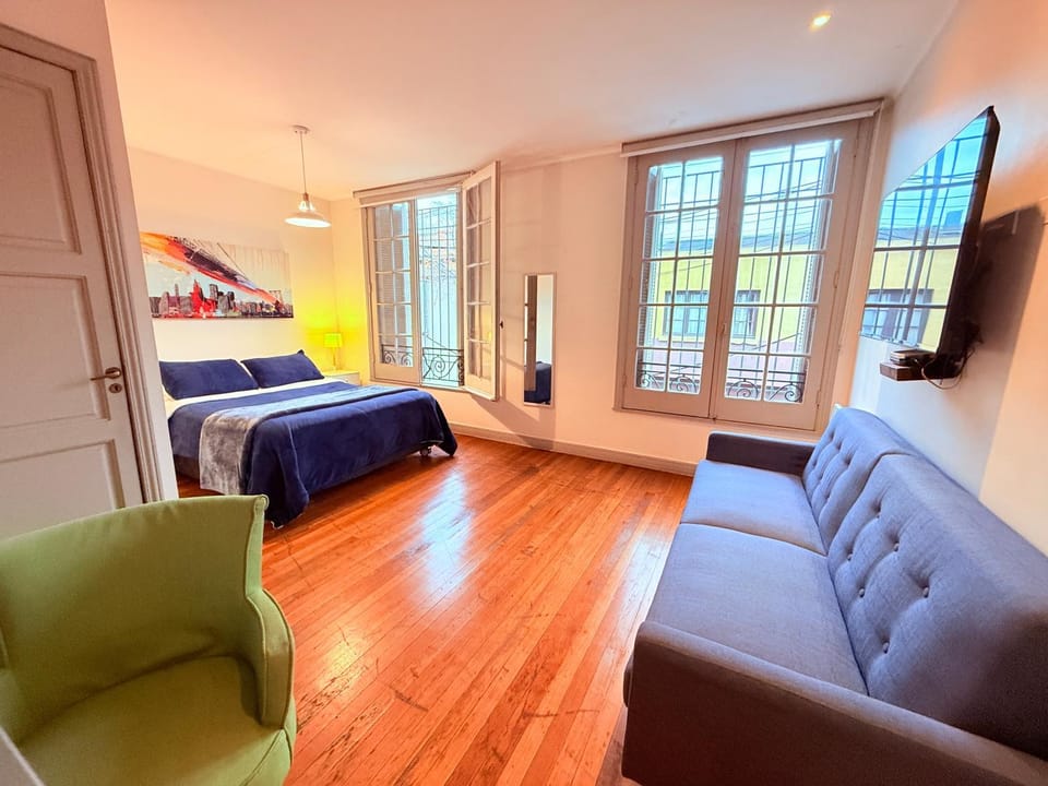 Bed, TV and multimedia, Photo of the whole room, Bedroom