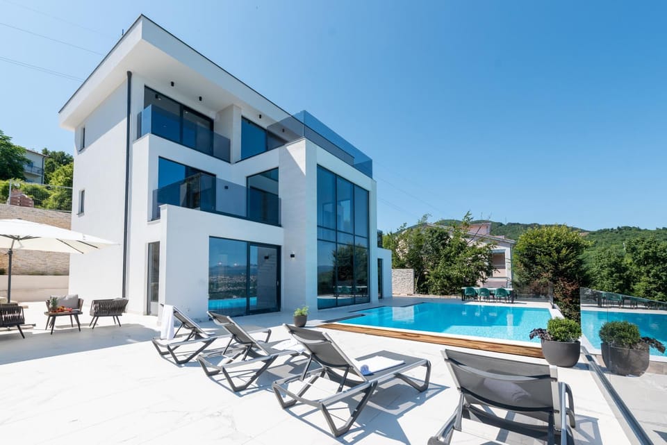 Property building, Patio, Day, Pool view, Swimming pool, sunbed