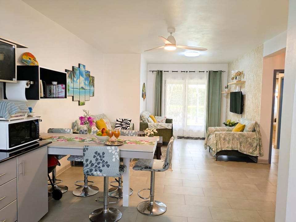 TV and multimedia, Kitchen or kitchenette, Living room, Seating area, Dining area