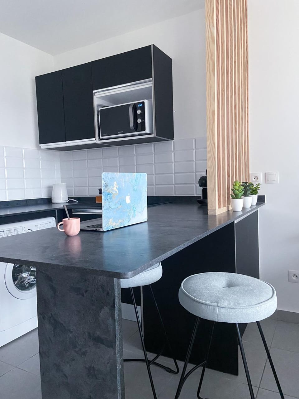 Kitchen or kitchenette, Seating area, Dining area, minibar, stove