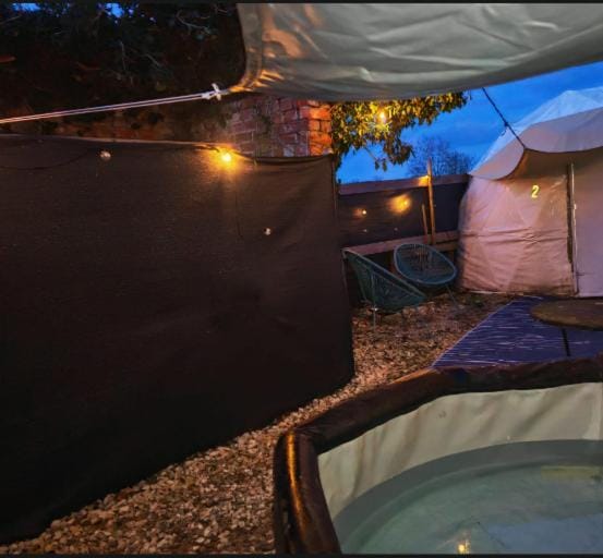 Secret Heated Dome, Hot Tub,Firepit Projector in Lincoln Apartment in West Lindsey District
