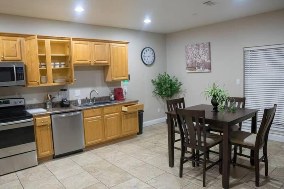 Ground Floor, 3BR, Sleeps 8, WD, Gulf Coast -F- Apartment in Moss Point