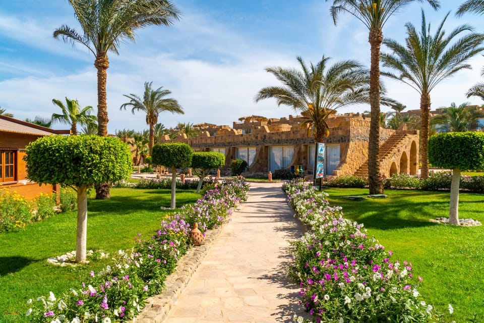 Property building, Natural landscape, Garden, Balcony/Terrace