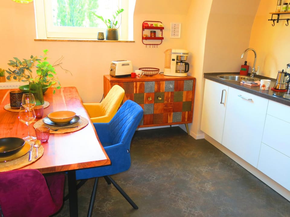 Kitchen or kitchenette, Seating area, Dining area, Food, stove, kitchen