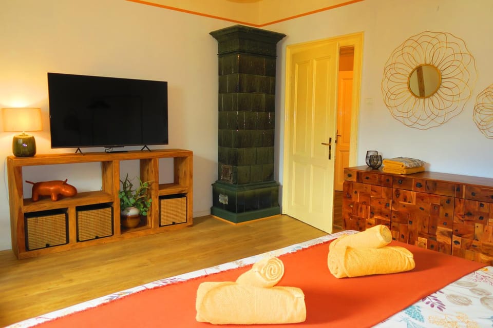 Bed, TV and multimedia, Photo of the whole room, Bedroom