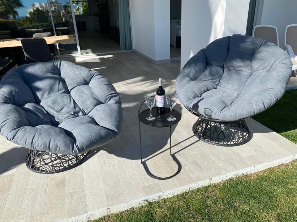 Patio, Lounge or bar