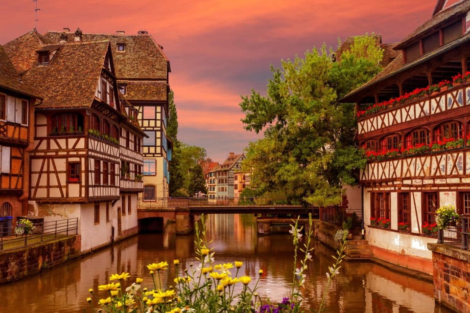 Nearby landmark, Spring, Day, Neighbourhood, Natural landscape, Activities, City view, Landmark view, River view, Shopping Area, Time of day, Sunset