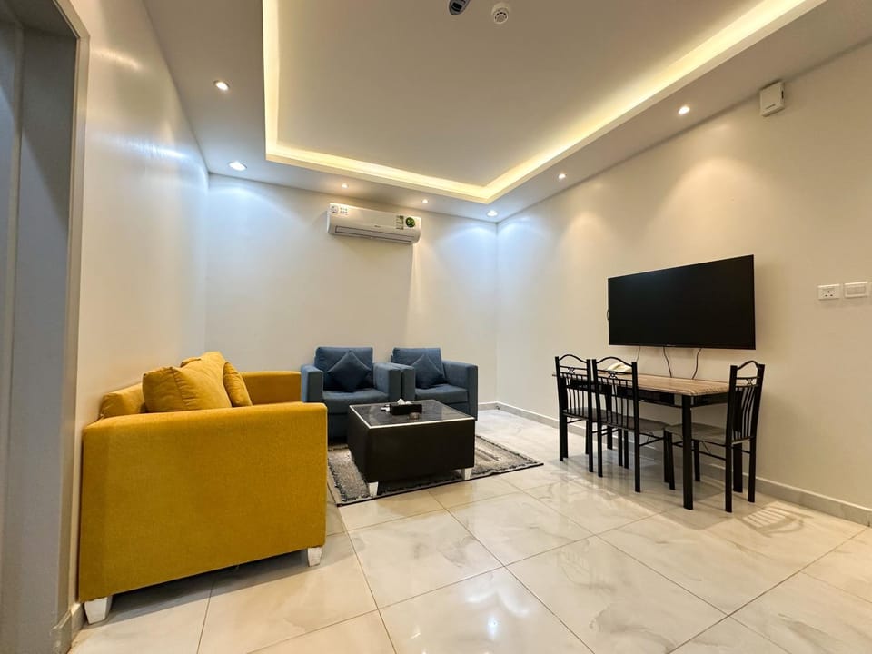 Communal lounge/ TV room, TV and multimedia, Living room, Seating area, Dining area, air conditioner