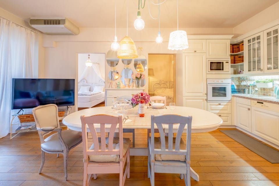Kitchen or kitchenette, Dining area