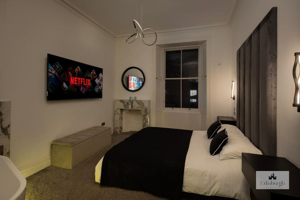 Deluxe 2BR Apartment By The Castle Apartment in Edinburgh