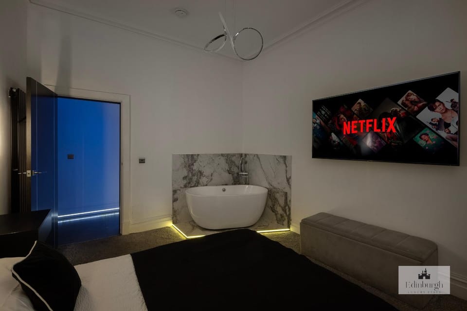 Deluxe 2BR Apartment By The Castle Apartment in Edinburgh