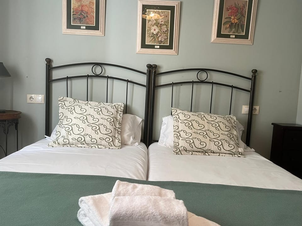 Bed, Photo of the whole room, towels