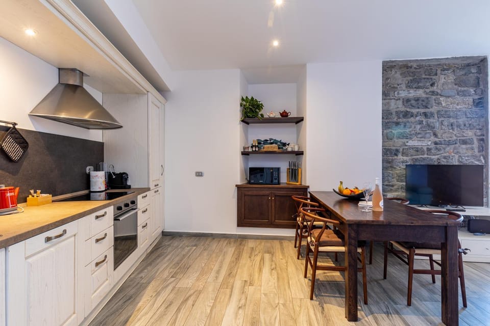 TV and multimedia, Coffee/tea facilities, Kitchen or kitchenette, Dining area, oven, stove