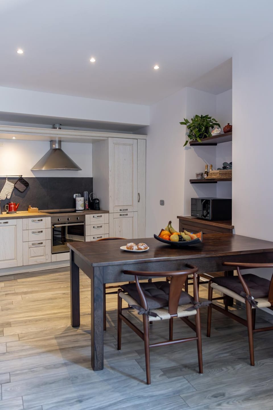 Kitchen or kitchenette, Dining area, stove