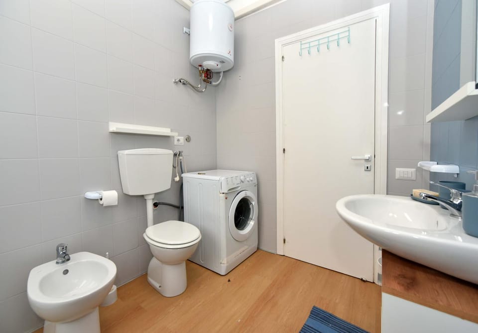 Bathroom, washing machine