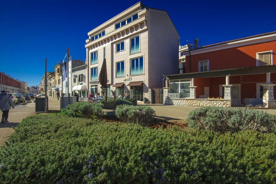 Property building, Nearby landmark, Neighbourhood