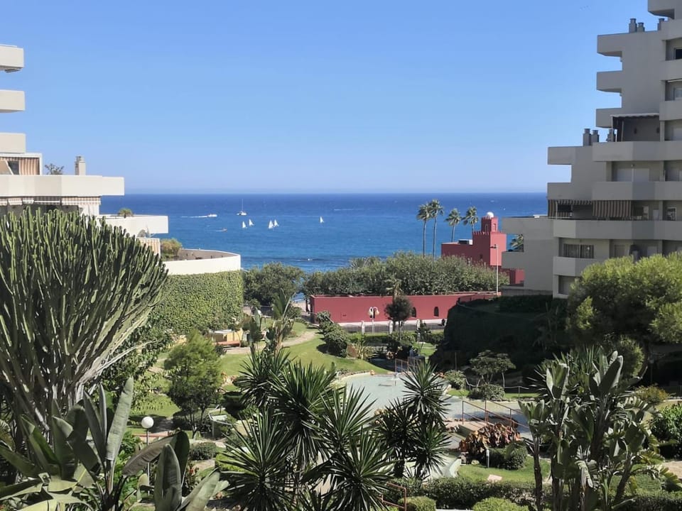 ESTUDIO BENALBEACH PRIMERA LINEA DE PLAYA Apartment in Benalmadena