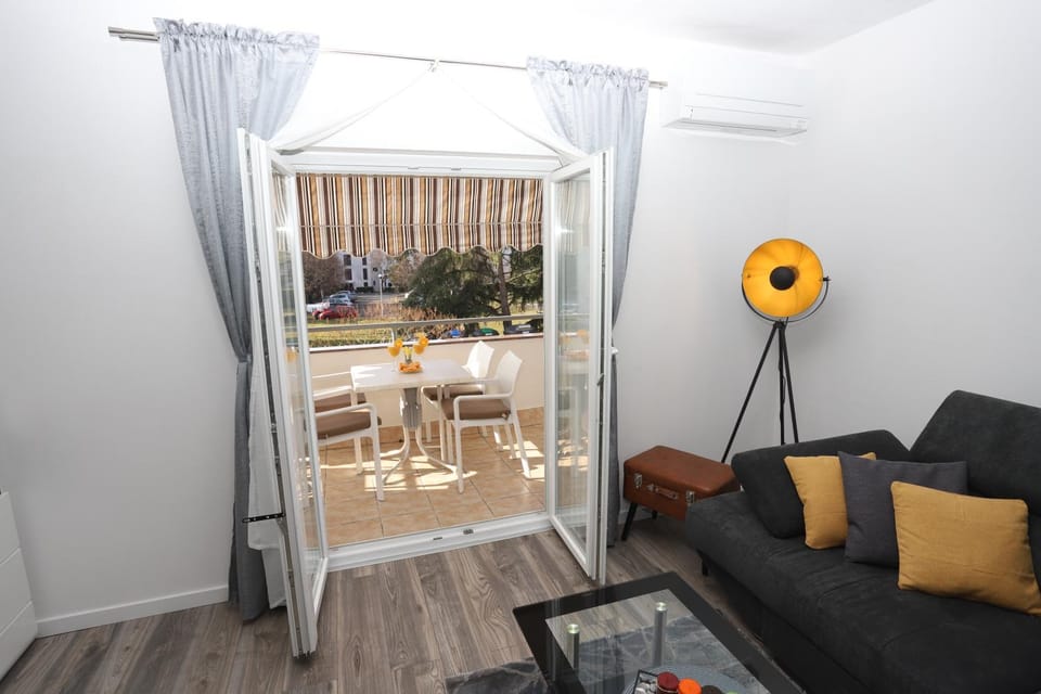 Balcony/Terrace, Living room, Seating area, Garden view