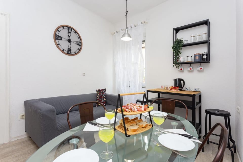 Coffee/tea facilities, Living room, Seating area, Dining area