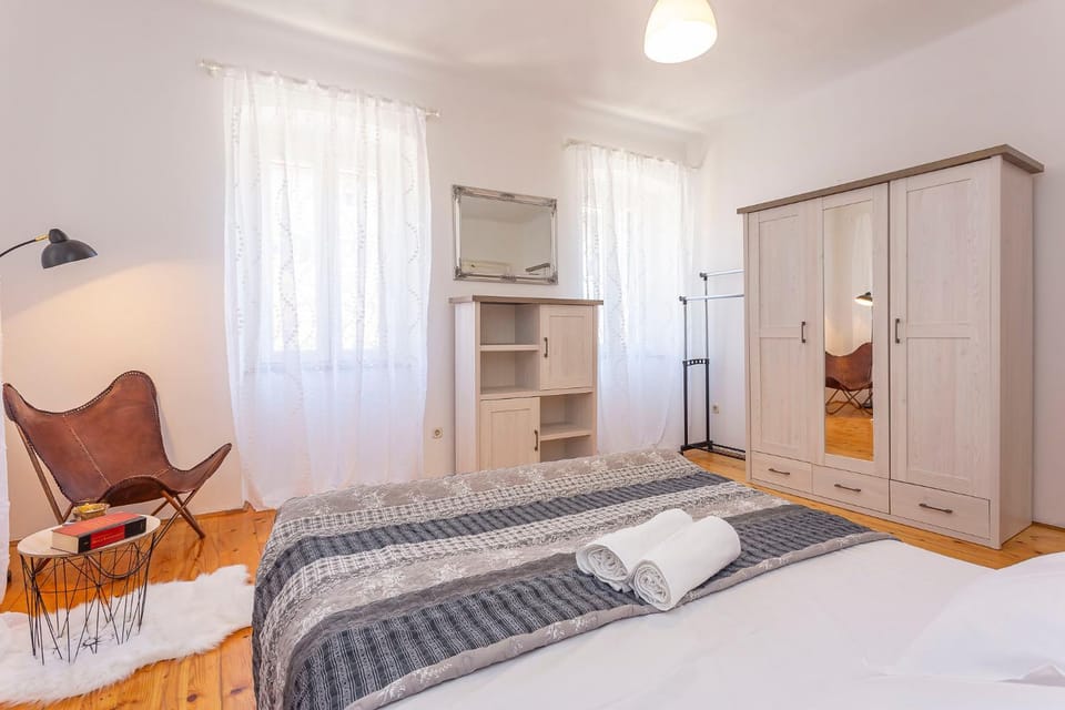 Bed, Bedroom, towels, wardrobe