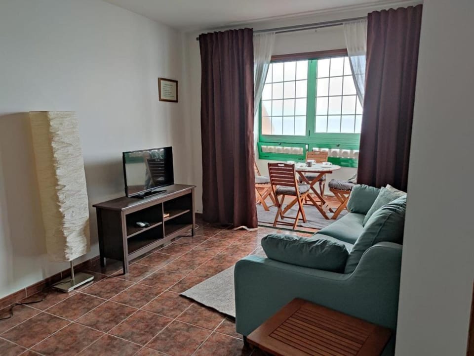 Communal lounge/ TV room, TV and multimedia, Living room, Seating area, Sea view, air conditioner